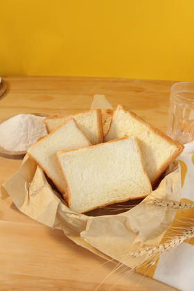 //【天鲜萌0添加黄油厚切吐司 】高品质原料，安全新鲜0添加 ✅精心调配牛奶和奶粉的比例，鲜牛奶添加量≥25% ✅鲜奶和面，还添加脱脂奶粉，奶香更浓郁 ✅进口安佳黄油添加量≥15%