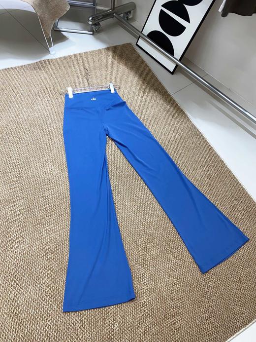 点此购买 Alo Yoga后标阔腿喇叭瑜伽裤 my 307951 商品图11