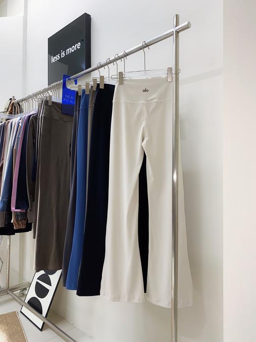 点此购买 Alo Yoga后标阔腿喇叭瑜伽裤 my 307951 商品图7