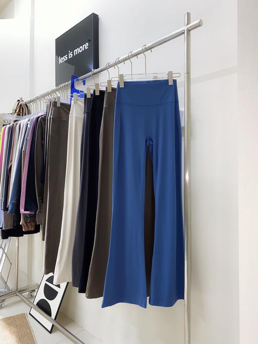 点此购买 Alo Yoga后标阔腿喇叭瑜伽裤 my 307951 商品图3