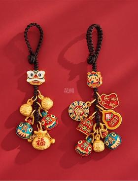 【财神爷吞金兽招财纳福钥匙扣】吉祥纳福、万事如意、招财平安，新的一年赶紧入!做生意的更要入! 造型可爱灵动，新年赠礼寓意好 款式百搭，是钥匙扣也是挂饰 新年送人自留小礼物
