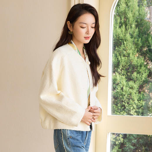 玳莎提花圆领短外套女2025春季新款优雅新中式显瘦插肩袖绒感上衣  FA37301 商品图1