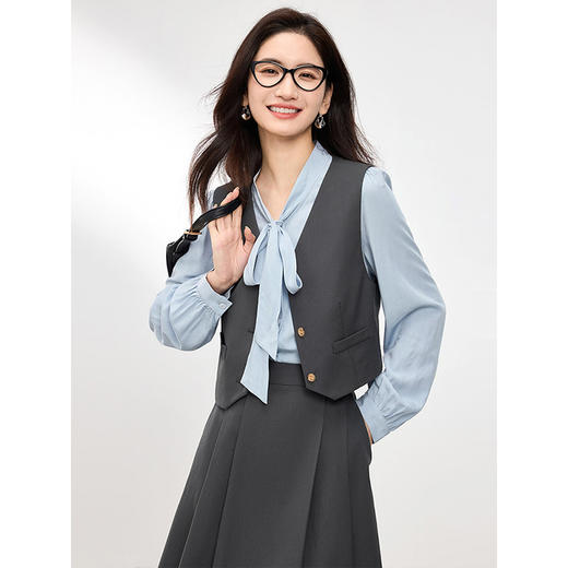 【五折购】熙世界格雷系学院风马甲衬衫半身裙三件套2025春秋新款一整套装 商品图3