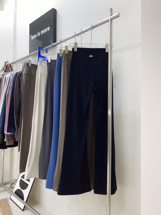 点此购买 Alo Yoga后标阔腿喇叭瑜伽裤 my 307951 商品图6