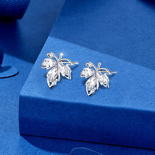 【枫的思念】卡蒂罗/KADER 枫叶流光 轻奢时尚满镶宝石爆闪纯银养耳洞配饰 闪耀好运秋冬穿搭耳饰 商品图5