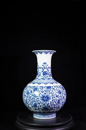 青花缠枝莲纹赏瓶