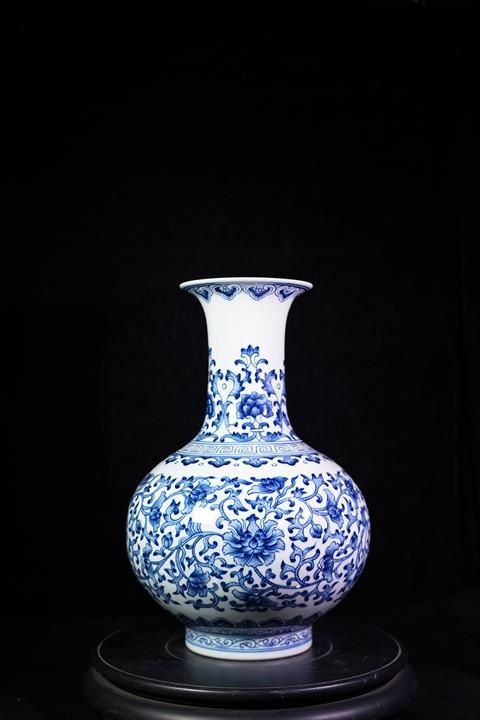 青花缠枝莲纹赏瓶 商品图0