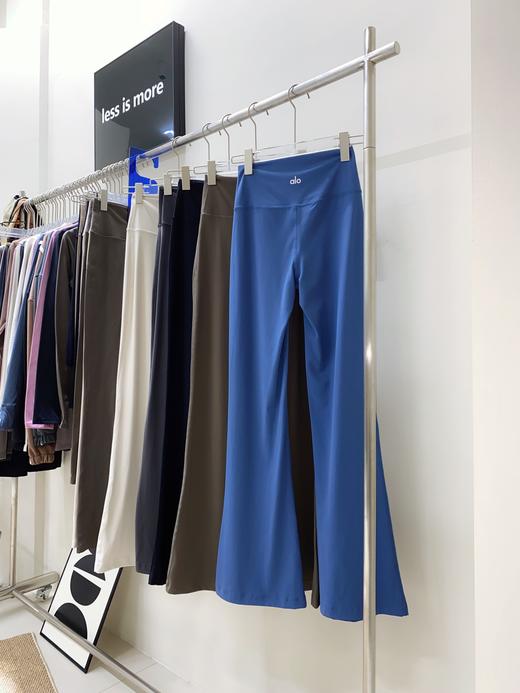 点此购买 Alo Yoga后标阔腿喇叭瑜伽裤 my 307951 商品图4