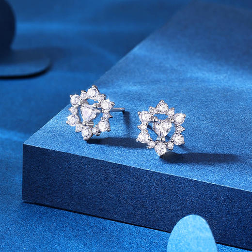 卡蒂罗/KADER 心动花环耳钉 圣诞闪耀花环造型镶嵌灵动爱心闪锆养耳洞耳饰 灵动光芒璀璨闪耀配饰 925银 商品图8