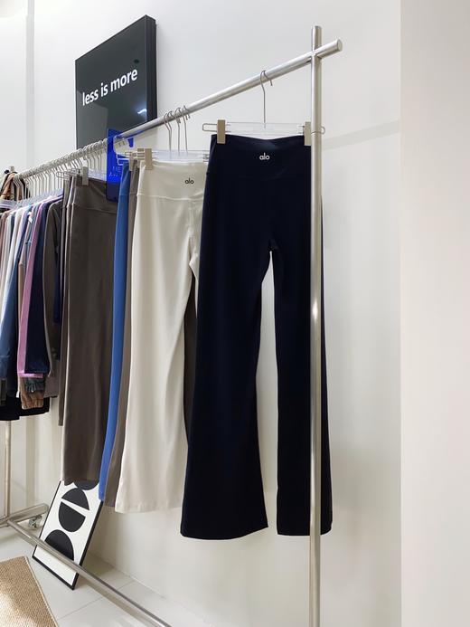 点此购买 Alo Yoga后标阔腿喇叭瑜伽裤 my 307951 商品图8