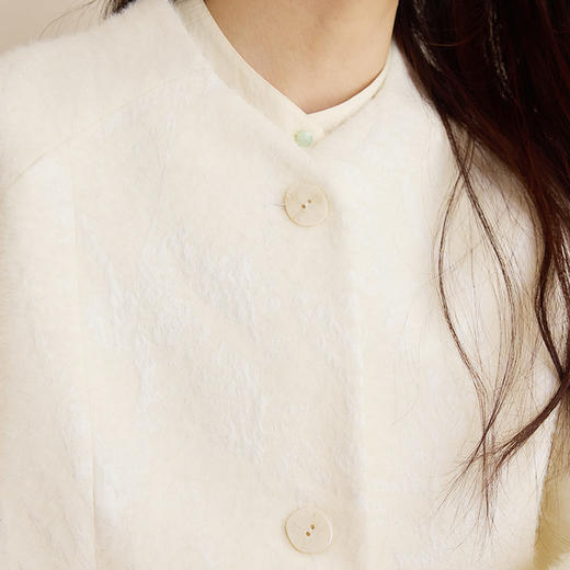 玳莎提花圆领短外套女2025春季新款优雅新中式显瘦插肩袖绒感上衣  FA37301 商品图3