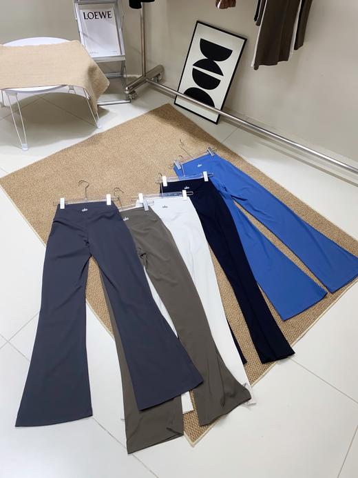 点此购买 Alo Yoga后标阔腿喇叭瑜伽裤 my 307951 商品图0