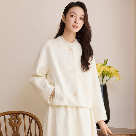 玳莎提花圆领短外套女2025春季新款优雅新中式显瘦插肩袖绒感上衣  FA37301 商品图0