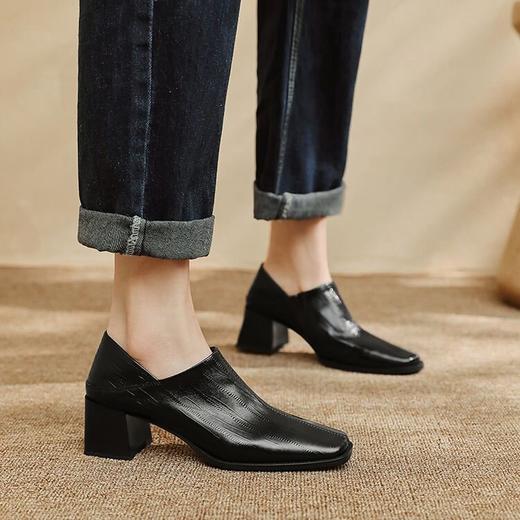 【预售5天】舒适羊皮粗跟深口单鞋女2025早春新款简约方头通勤中跟小皮鞋女鞋LG&77-1068 商品图4