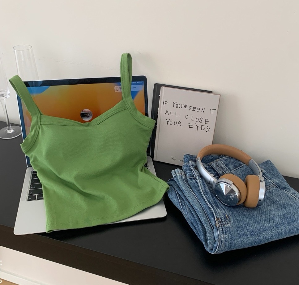 老米优品🎈3-5天。哼个小曲儿迎接春天🌿《一字领带胸垫法式莫代尔背心》文胸+背心一体设计，氧气感十足的色系！BX250108A