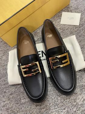 女款Loafers 皮鞋