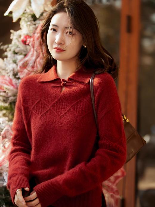 【‍秋冬女装丨新中式国风盘扣绞花毛衣】领口采用传统的国风盘扣设计，搭配移针挑花的绞花纹和立体提花，满满的中国元素，整体柚红色，美而不艳喜而不俗，版型简约优雅，上身温婉有韵味 商品图1