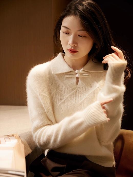 【‍秋冬女装丨新中式国风盘扣绞花毛衣】领口采用传统的国风盘扣设计，搭配移针挑花的绞花纹和立体提花，满满的中国元素，整体柚红色，美而不艳喜而不俗，版型简约优雅，上身温婉有韵味 商品图5