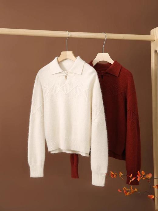 【‍秋冬女装丨新中式国风盘扣绞花毛衣】领口采用传统的国风盘扣设计，搭配移针挑花的绞花纹和立体提花，满满的中国元素，整体柚红色，美而不艳喜而不俗，版型简约优雅，上身温婉有韵味 商品图8