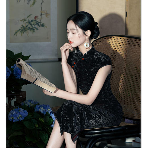 GX复古国风压皱丝绒长款连袖旗袍2025春夏新款修身时尚女士显瘦旗袍 商品图3