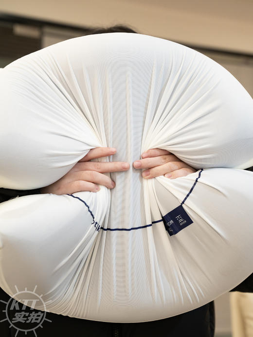 【亚*朵星球2.0Pro版深睡记忆枕】送运险!不满意放心退 真正的亚D星球同厂同款深睡眠天花板 标准慢回弹，吸收肩颈压力，真正无压力枕缓解脖子酸疼肩颈紧张，上层超软记忆棉，下层支撑承托每一节颈椎 商品图2