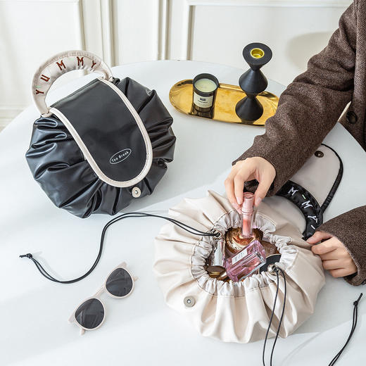 【YW】无忧购【甄选】可爱刺绣甜甜圈大容量防水便携收纳抽绳懒人化妆包AHIG34（截单后7天发货) 商品图0