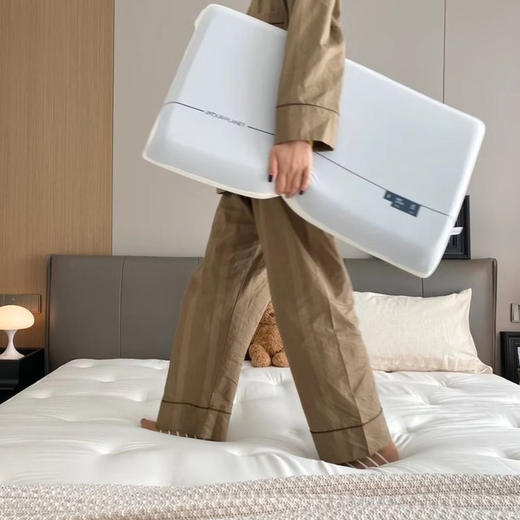 【亚*朵星球2.0Pro版深睡记忆枕】送运险!不满意放心退 真正的亚D星球同厂同款深睡眠天花板 标准慢回弹，吸收肩颈压力，真正无压力枕缓解脖子酸疼肩颈紧张，上层超软记忆棉，下层支撑承托每一节颈椎 商品图4