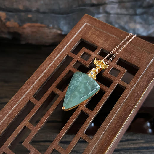 【天然正品】AU750玫瑰金镶钻镶天然木那冰种雪花棉盾牌（守护、勇气）翡翠吊坠项链27.4*12.5*7.1mm（皆取最大值）女士现售价：2880!080125AH20 商品图7