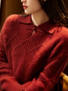 【‍秋冬女装丨新中式国风盘扣绞花毛衣】领口采用传统的国风盘扣设计，搭配移针挑花的绞花纹和立体提花，满满的中国元素，整体柚红色，美而不艳喜而不俗，版型简约优雅，上身温婉有韵味