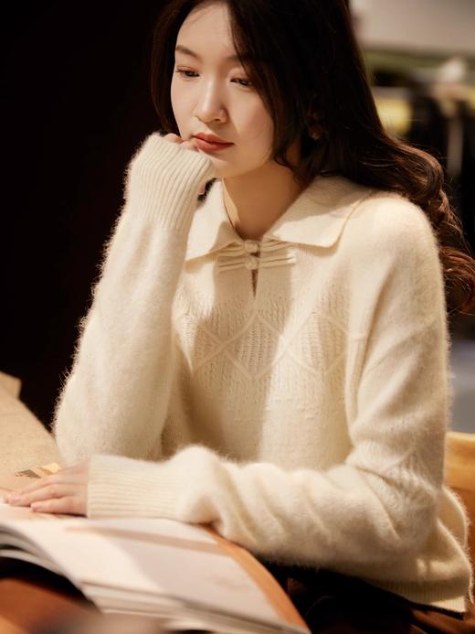 【‍秋冬女装丨新中式国风盘扣绞花毛衣】领口采用传统的国风盘扣设计，搭配移针挑花的绞花纹和立体提花，满满的中国元素，整体柚红色，美而不艳喜而不俗，版型简约优雅，上身温婉有韵味 商品图4