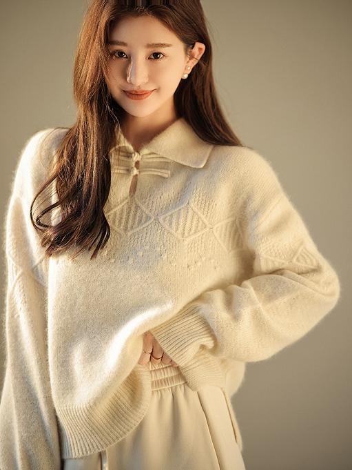 【‍秋冬女装丨新中式国风盘扣绞花毛衣】领口采用传统的国风盘扣设计，搭配移针挑花的绞花纹和立体提花，满满的中国元素，整体柚红色，美而不艳喜而不俗，版型简约优雅，上身温婉有韵味 商品图6