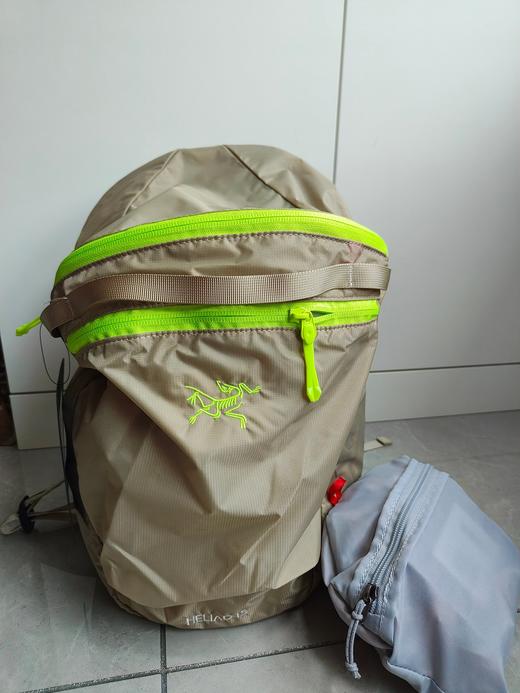 点此购买 始祖鸟Heliad男女款双肩背包 qk 308083 商品图4