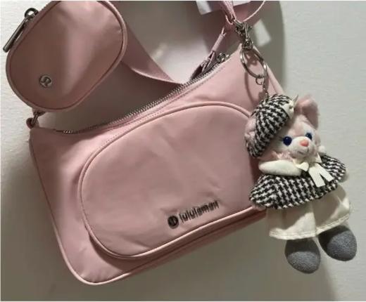 🉐🉐599到手 Prada 同款~新年开挂神包 Lululemon尼龙三合一 斜挎包 ,超轻 实用 前后都有口袋 ,大小尺寸非常完美 商品图8