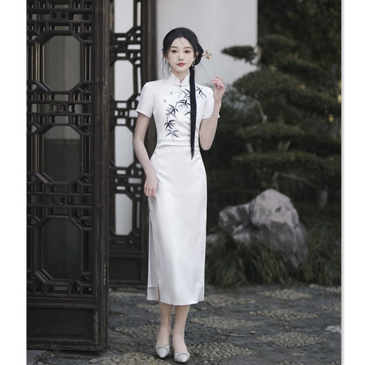 GX时尚改良新中式长款提花旗袍2024春夏新款素雅国风绣花旗袍 商品图3