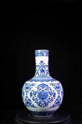 青花开窗福寿天球瓶