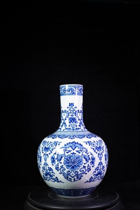 青花开窗福寿天球瓶 商品图0