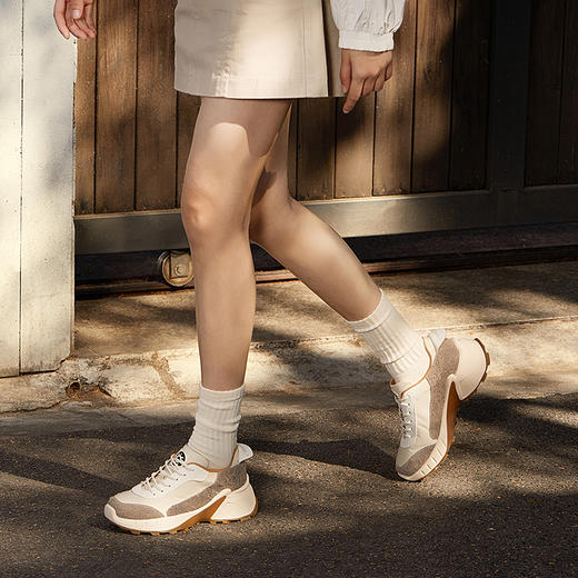 千百度休闲运动鞋女秋新防滑户外厚底老爹鞋A24415412 商品图4