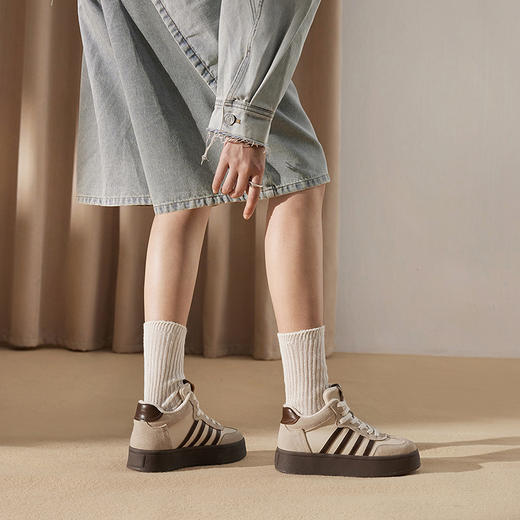 千百度厚底加绒德训鞋女款冬季保暖复古高帮鞋休闲运动鞋A24696612 商品图2