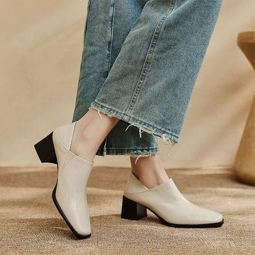【预售5天】舒适羊皮粗跟深口单鞋女2025早春新款简约方头通勤中跟小皮鞋女鞋LG&77-1068 商品图0