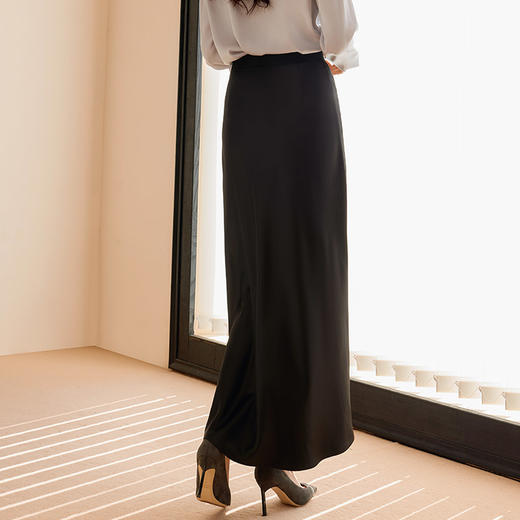 玳莎松紧高腰鱼尾裙2025年春季新款垂感仿醋酸简约黑色长款半身裙  FA34304 商品图2