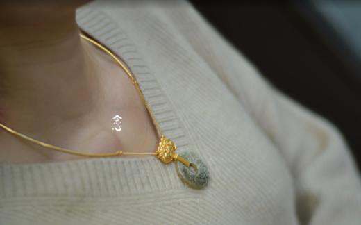 錾刻银鎏金瑞兽项圈创汇时期卷草纹玉璧 商品图0