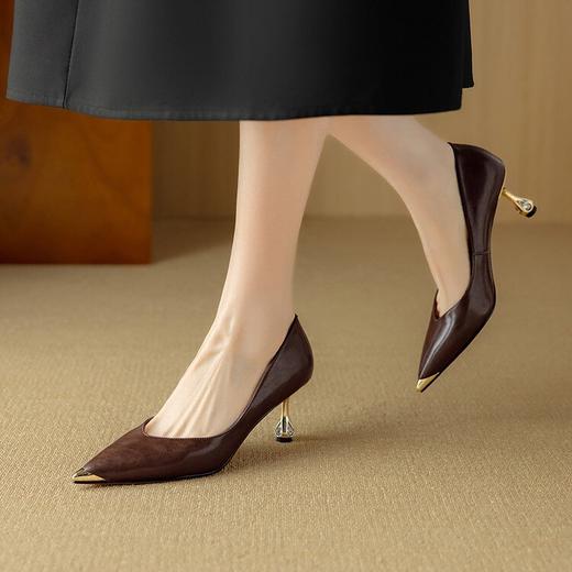 【预售5天】法式尖头细跟高跟鞋女新款复古真皮金属头V口款单鞋DB&M6153 商品图2