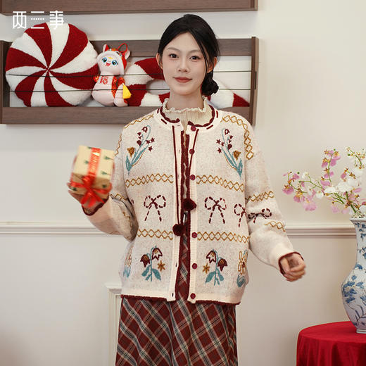 两三事 爱语缱绻 2025春季新款森女风毛球绑带花色毛衣开衫女宽松 商品图0