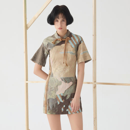 谜底新中式连衣裙短袖女2025春新品主题印花设计感短裙251ML0040 商品图0