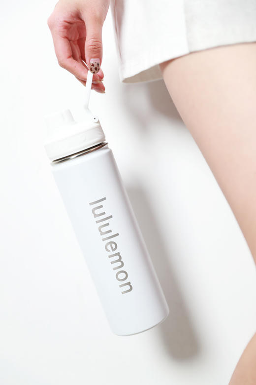 颜值好顶啊，710ml保温杯。原盒包装の双层不锈钢运动水瓶C010986 商品图3