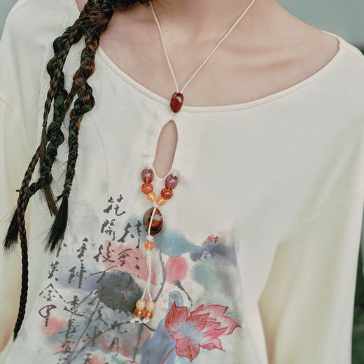 两三事藕花深处2025春季新款复古水墨印花串珠挂脖长袖t恤女宽松 商品图2