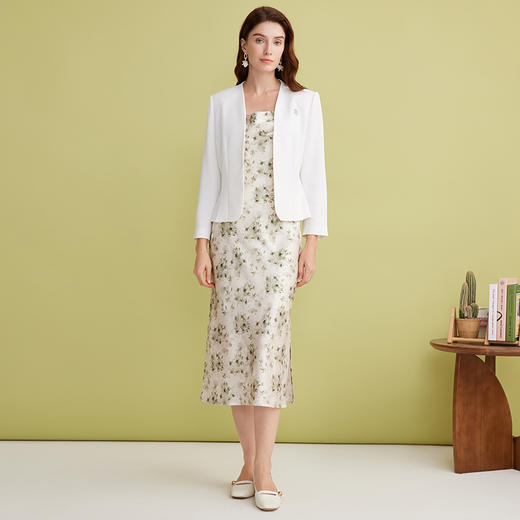 EITIE爱特爱气质V领收腰短款显瘦百搭白色西装外套女春季新款A2503511 商品图1