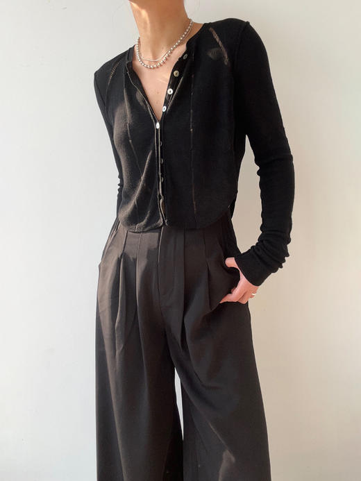 TU｜C02SS23-KW02-BK00 黑色羊毛短款针织开衫 商品图4