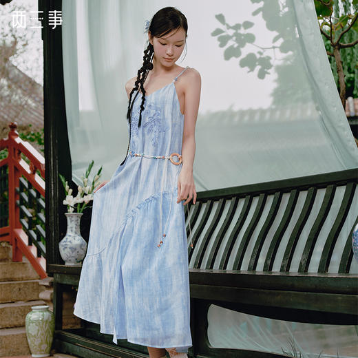 两三事水影香山2025春季新款优雅绣花串珠腰绳渐变色吊带裙连衣裙 商品图0