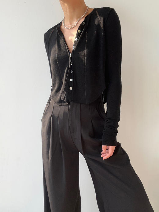 TU｜C02SS23-KW02-BK00 黑色羊毛短款针织开衫 商品图0